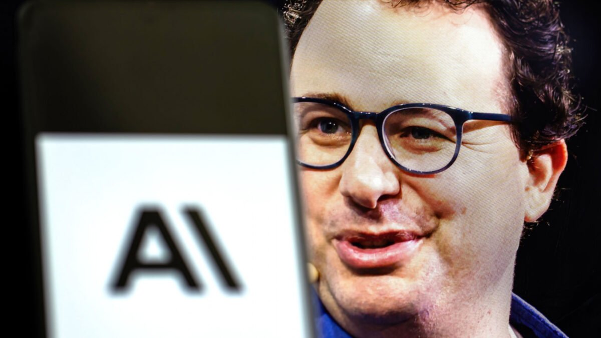 CEO da Anthropic pede freio na IA e alerta risco online