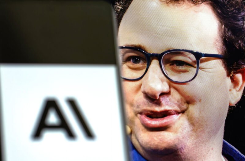 CEO da Anthropic pede freio na IA e alerta risco online